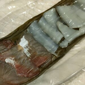 昆布でネタを締めたあと